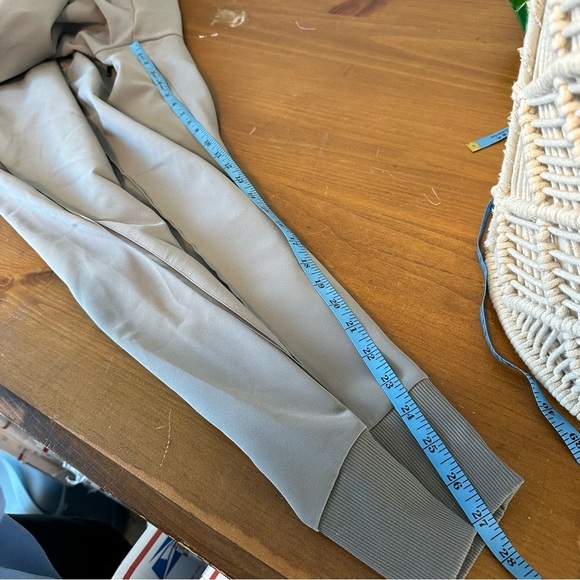 ATHLETA Endeavor Jogger Pant in Buff Grey Womens Size 26 - Picture 3 of 9